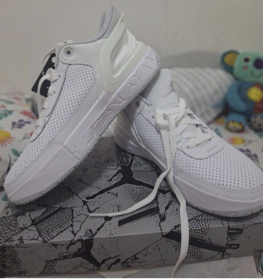 JORDAN (Category: Sneakers) located in Arayat. Submitted by khayrence (Listing ID 1360979372, Image 1). Description: size US 5.5y and 4.5y.