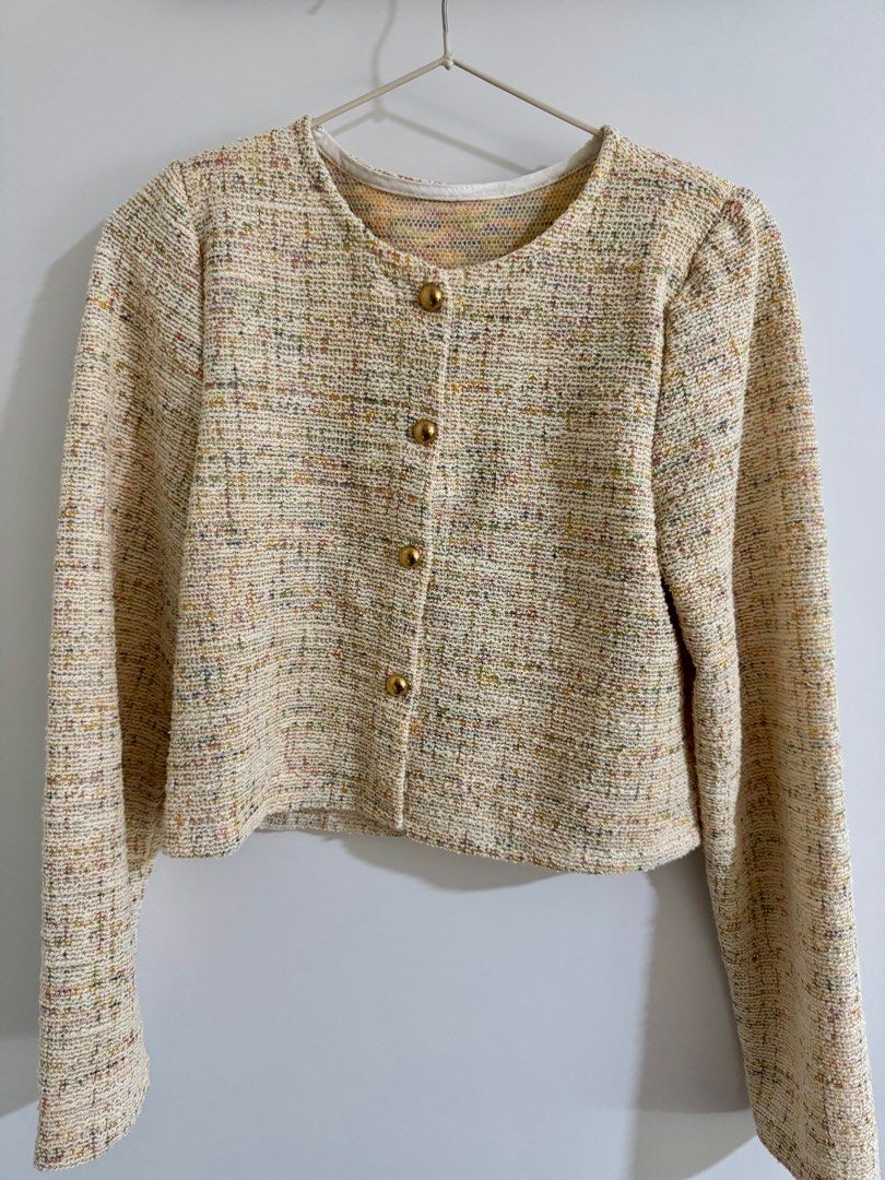 Korean-style cropped blazer BNWOT (Category: Coats, Jackets and Outerwear) located in Singapore. Submitted by doraleecious (Listing ID 1360945307, Image 1). Description: Got two of this in Korea in two colours but never used this one. Thin material, ok for SG’s weather! Shoulder: 23cm Length: 43cm.