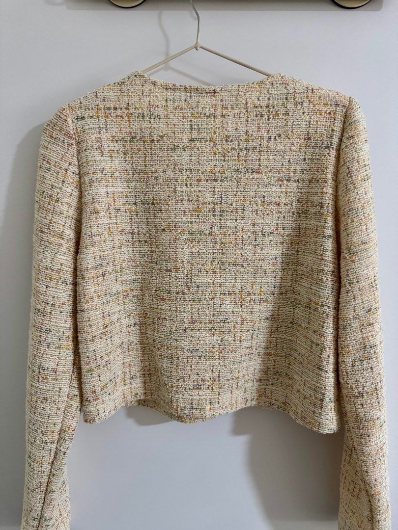 Korean-style cropped blazer BNWOT (Category: Coats, Jackets and Outerwear) located in Singapore. Submitted by doraleecious (Listing ID 1360945307, Image 2). Description: Got two of this in Korea in two colours but never used this one. Thin material, ok for SG’s weather! Shoulder: 23cm Length: 43cm.