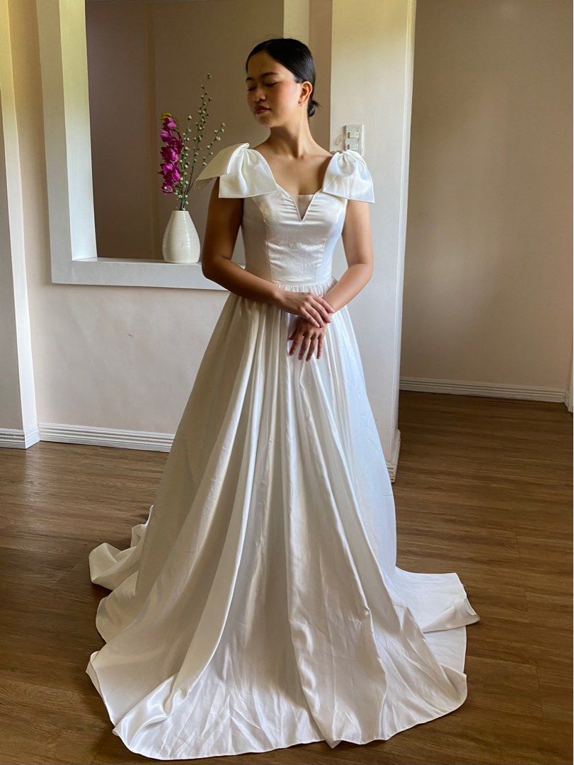 Minimalist wedding gown with ribbon (Category: Evening dresses & gowns) located in Manila. Submitted by kaaayyy (Listing ID 1360925117, Image 1). Description: .