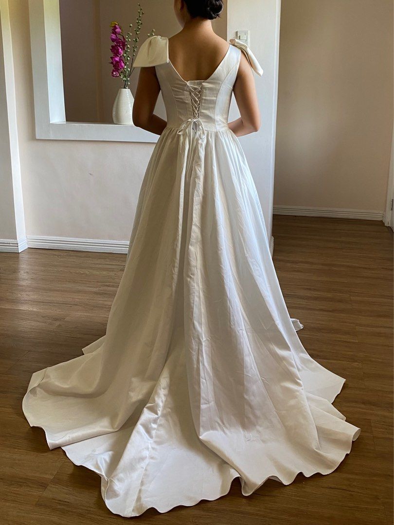 Minimalist wedding gown with ribbon (Category: Evening dresses & gowns) located in Manila. Submitted by kaaayyy (Listing ID 1360925117, Image 2). Description: .