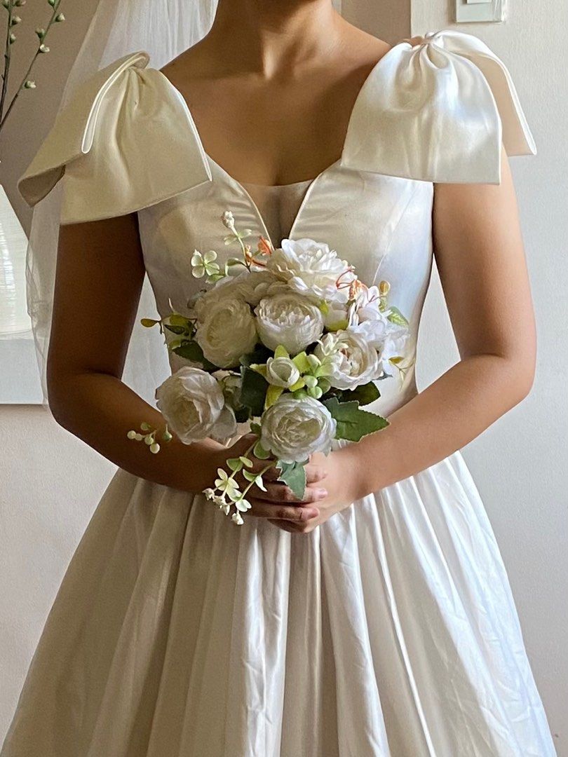 Minimalist wedding gown with ribbon (Category: Evening dresses & gowns) located in Manila. Submitted by kaaayyy (Listing ID 1360925117, Image 3). Description: .