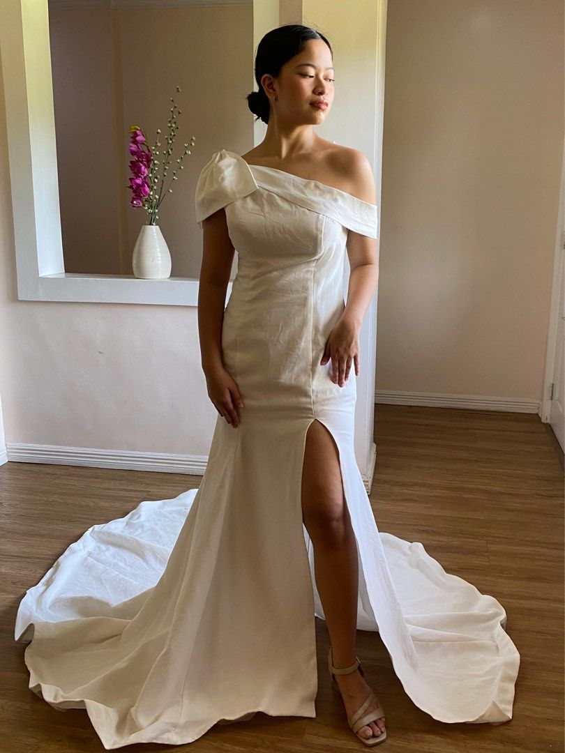 One shoulder minimalist wedding gown (Category: Evening dresses & gowns) located in Manila. Submitted by kaaayyy (Listing ID 1360925357, Image 1). Description: .