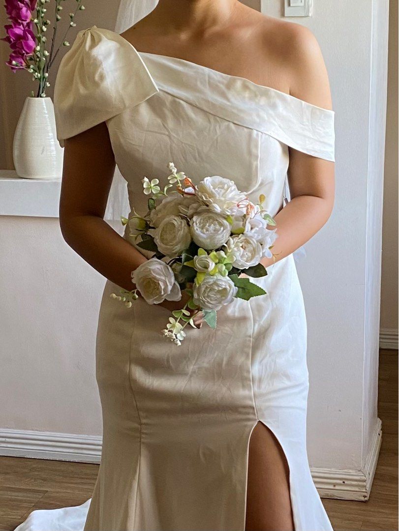 One shoulder minimalist wedding gown (Category: Evening dresses & gowns) located in Manila. Submitted by kaaayyy (Listing ID 1360925357, Image 2). Description: .