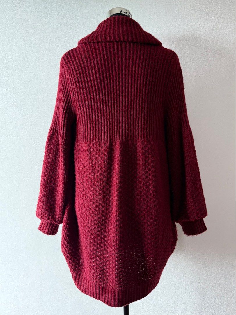 Oversized Knitted Sweater Cardigan Maroon Red (Category: Coats, Jackets and Outerwear) located in Pasig City. Submitted by bea.rg (Listing ID 1360896997, Image 3). Description: Perfect for your out of the country trips! It even has an inner lining. 🥹 Size on tag: M Fits: S-Semi L Length: 103cm RFS: Declutterring ❕Payment prior to shipping policy 📌Shipping from Ortigas, Pasig City 📌Colour may vary due to lighting.
