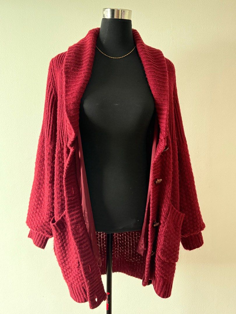 Oversized Knitted Sweater Cardigan Maroon Red (Category: Coats, Jackets and Outerwear) located in Pasig City. Submitted by bea.rg (Listing ID 1360896997, Image 2). Description: Perfect for your out of the country trips! It even has an inner lining. 🥹 Size on tag: M Fits: S-Semi L Length: 103cm RFS: Declutterring ❕Payment prior to shipping policy 📌Shipping from Ortigas, Pasig City 📌Colour may vary due to lighting.