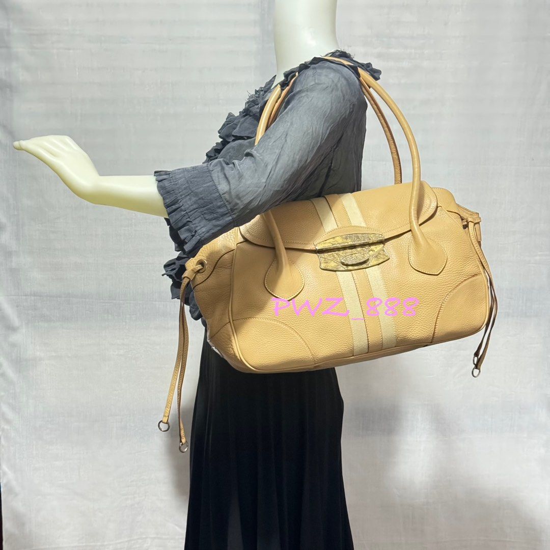 PRADA Antic Easy Leather Boston Bag (Category: Luxury Bags & Wallets) located in Baguio. Submitted by pwz-eshop (Listing ID 1360902369, Image 3). Description: • Up for Grabs!! • Guaranteed Authentic!! • Flaws: Minor creases on handles. Minor dot stains on leather. (please see photos) • BRAND: PRADA. • DIMENSIONS: length 17", height 9", width 5", handle drop: 7". • SERIAL NUMBER: 6 7. • COUNTRY OF ORIGIN: ITALY. • COLOR: Cream. • Lining: Polyester