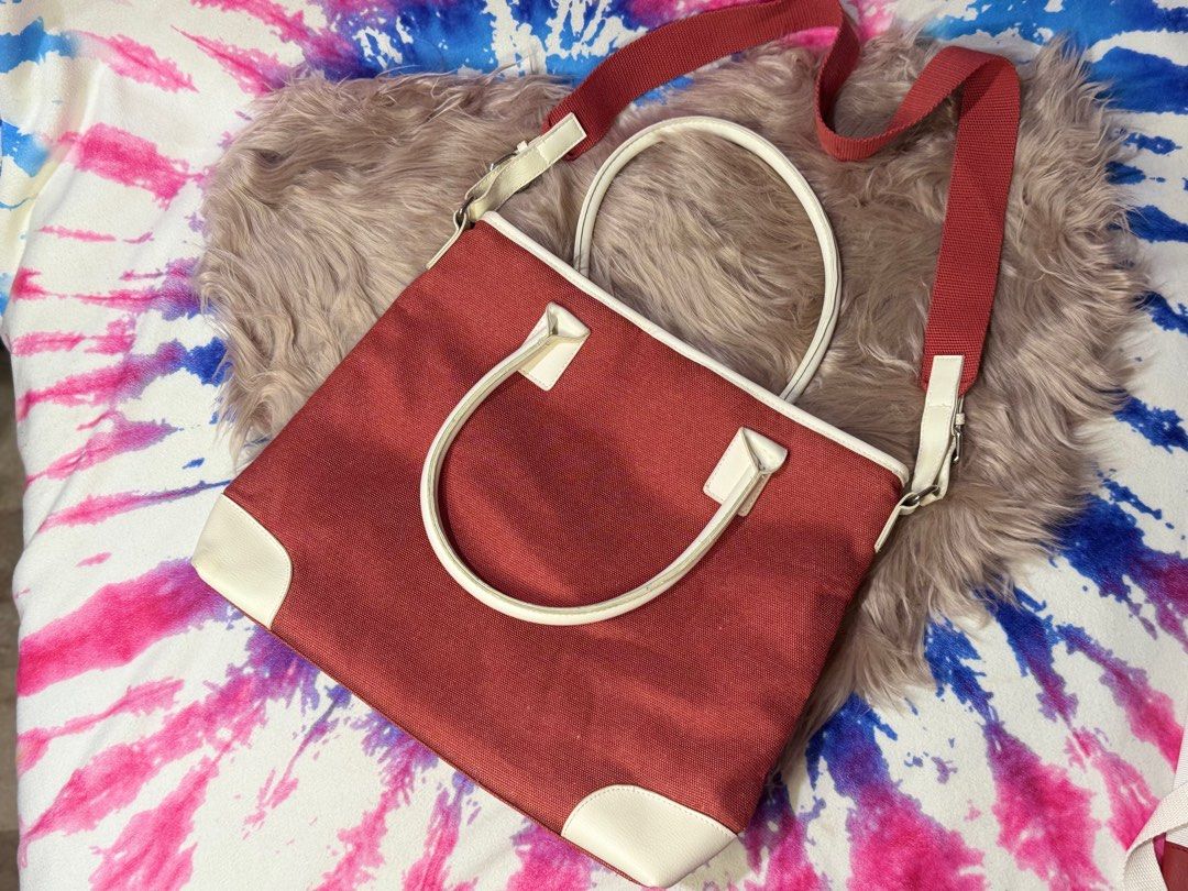 Preloved Estée Lauder purse red white trim (Category: Cross-body Bags) located in Caloocan City. Submitted by ruthay23 (Listing ID 1360979999, Image 2). Description: Preloved Estée Lauder purse red white trim Price: 500 + SF GCash payment or BDO Grab/Lalamove Loc: Deparo, Caloocan City.