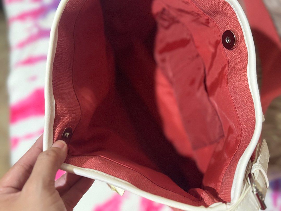 Preloved Estée Lauder purse red white trim (Category: Cross-body Bags) located in Caloocan City. Submitted by ruthay23 (Listing ID 1360979999, Image 3). Description: Preloved Estée Lauder purse red white trim Price: 500 + SF GCash payment or BDO Grab/Lalamove Loc: Deparo, Caloocan City.