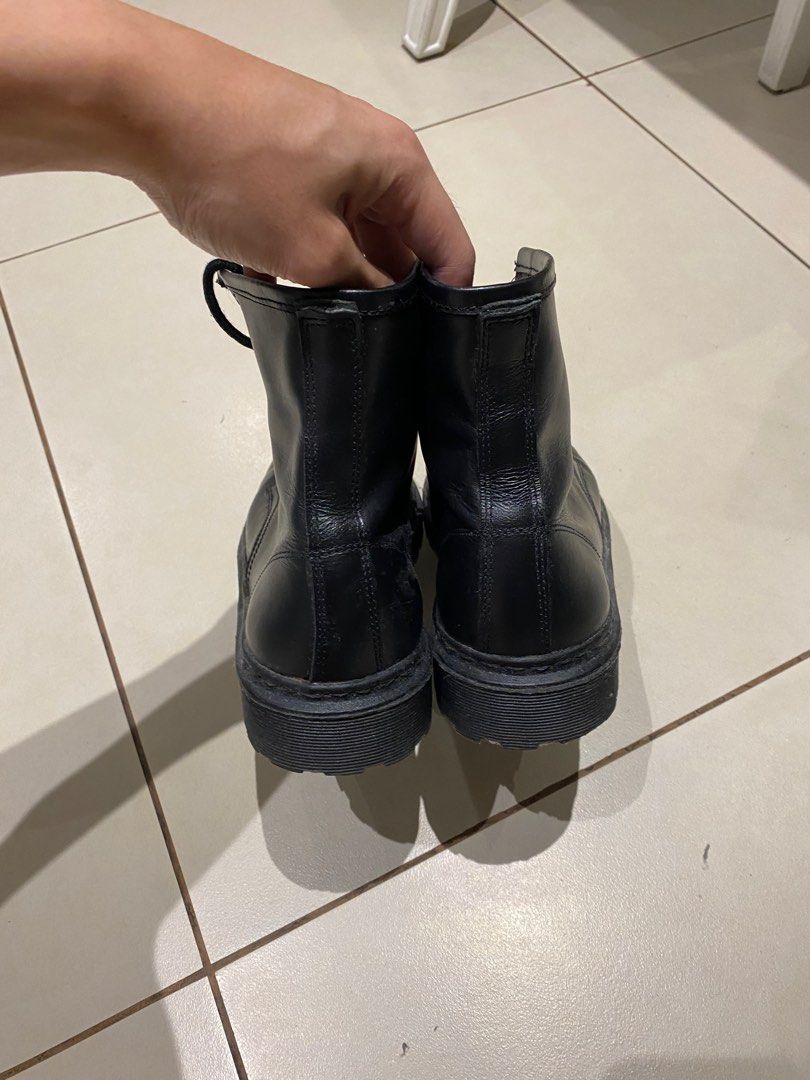 Rugged Combat boots (Category: Boots) located in Quezon City. Submitted by Always_Disposing (Listing ID 1361010502, Image 3). Description: 1200 only? Combat boots that has a not so round toebox ifykyk rugged look but when worn, u won’t feel like it’s used size 9.5 on tag but fits 10 best beautiful creasing as it is cowhide leather ankle support still stiff, Im not like other sellers who would overstate the condition LOL 😆 Got this from a the lea