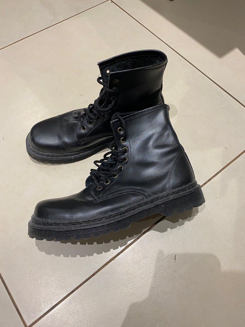 Rugged Combat boots (Category: Boots) located in Quezon City. Submitted by Always_Disposing (Listing ID 1361010502, Image 2). Description: 1200 only? Combat boots that has a not so round toebox ifykyk rugged look but when worn, u won’t feel like it’s used size 9.5 on tag but fits 10 best beautiful creasing as it is cowhide leather ankle support still stiff, Im not like other sellers who would overstate the condition LOL 😆 Got this from a the lea