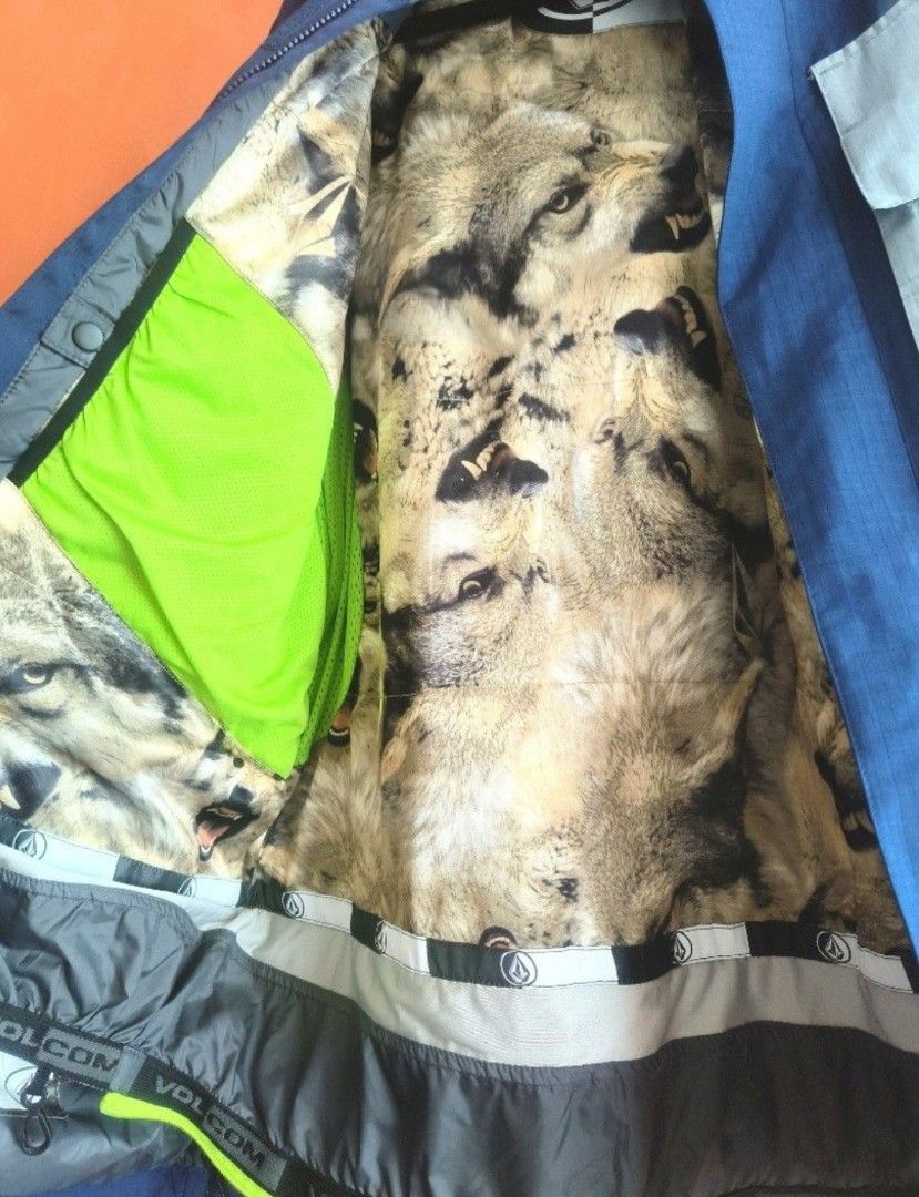Winter Jacket (Category: Coats, Jackets and Outerwear) located in Singapore. Submitted by karolsel2025 (Listing ID 1360979673, Image 3). Description: Price to clear! Snowboarding winter wear. V-Science Rip Stop -V-Science Breathable Lining System Fully taped seams -Zip Tech® jacket to pant interface -2-Way Adjustable Quick Cinch Hood -Goggle Clips - Super Suede Chin Guard -Mesh lined zippered vents -Stretch Adjustable Powder Skirt with Stash Pock