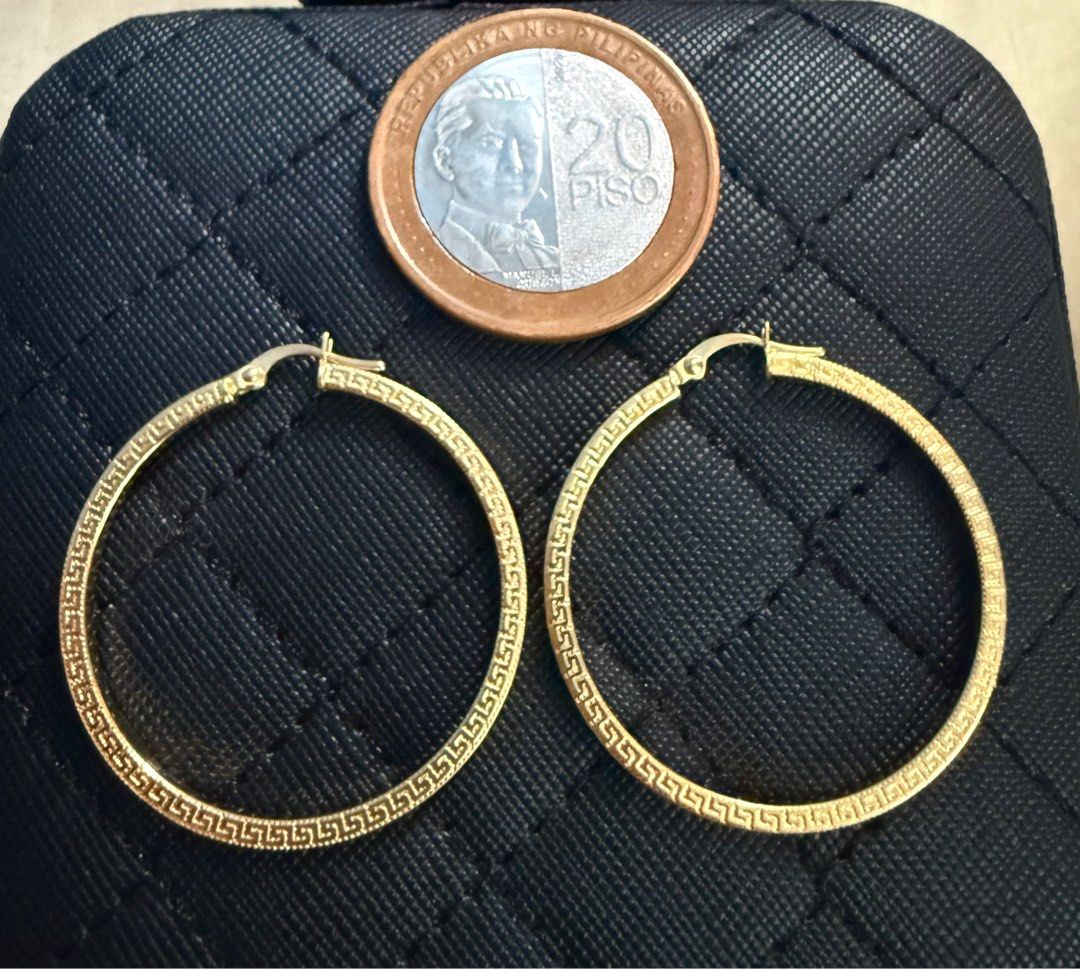18K gold loop earrings (Category: Earrings) located in Iloilo. Submitted by cheenaaa (Listing ID 1350645408, Image 2). Description: 18K Saudi gold 2.6 grams Fend! design loop earrings .