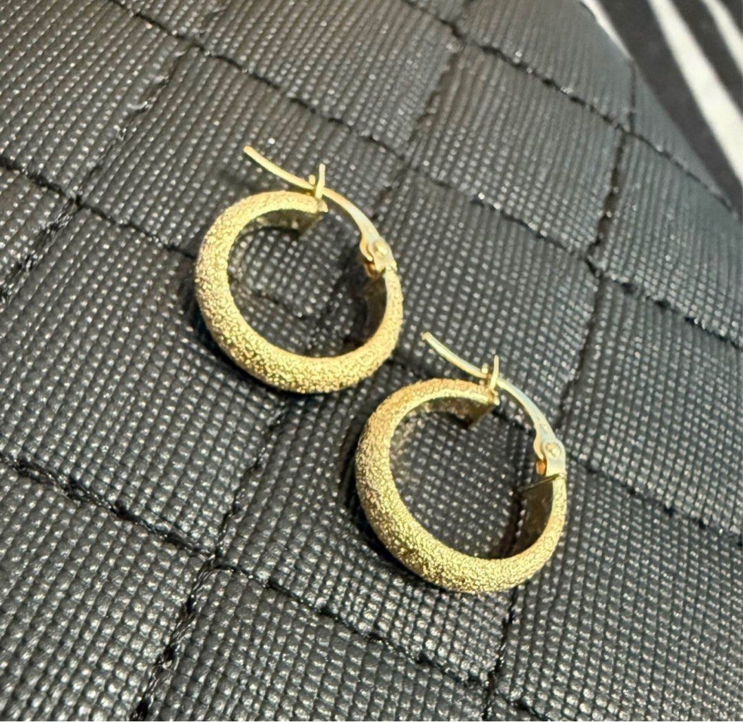 18k gold loop earrings (Category: Earrings) located in Iloilo. Submitted by cheenaaa (Listing ID 1356183624, Image 1). Description: 18k Saudi gold 1.1 grams.