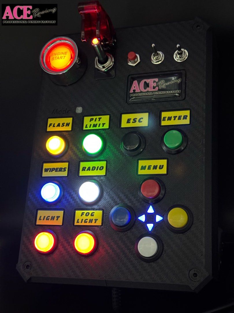 ACE Racing-Button Pro (4-Way Version) 模擬賽車 按鈕盒 FANATEC、Simagic、Simcube、MOZA、Thrustmaster、Trak Racer （分類：手掣）位於 Hong Kong。 由 ace.racing.hk 提交（商品編號 1356220742，圖片 3）。簡介： ACE Racing-Button Pro (4-way switch) 按鈕盒主要採用堅韌的PETG Carbon、ABS、金屬等物料所製成，內部PCB結構採用了互扣式分佈從而獲得只有50mm的超薄厚度，並且刻印有3D碳纖維紋理的面板，按鈕盒背部帶有8個直通鎖止的M4螺絲孔(4個U型夾專用孔和4個100x100 VESA 支架孔)直通鎖止螺母能保證於最大負荷時得到穩定的固定，而非熱熔注塑螺母(容易損壞、低負荷） 功能 : 16個輸出、1個按鈕燈光開關、1個模式切換按鍵 技術規格： 6個LED水晶按鈕、6個短程按鈕(4個方向鍵按鈕)、1個瞬時啟動按鈕(LED) 