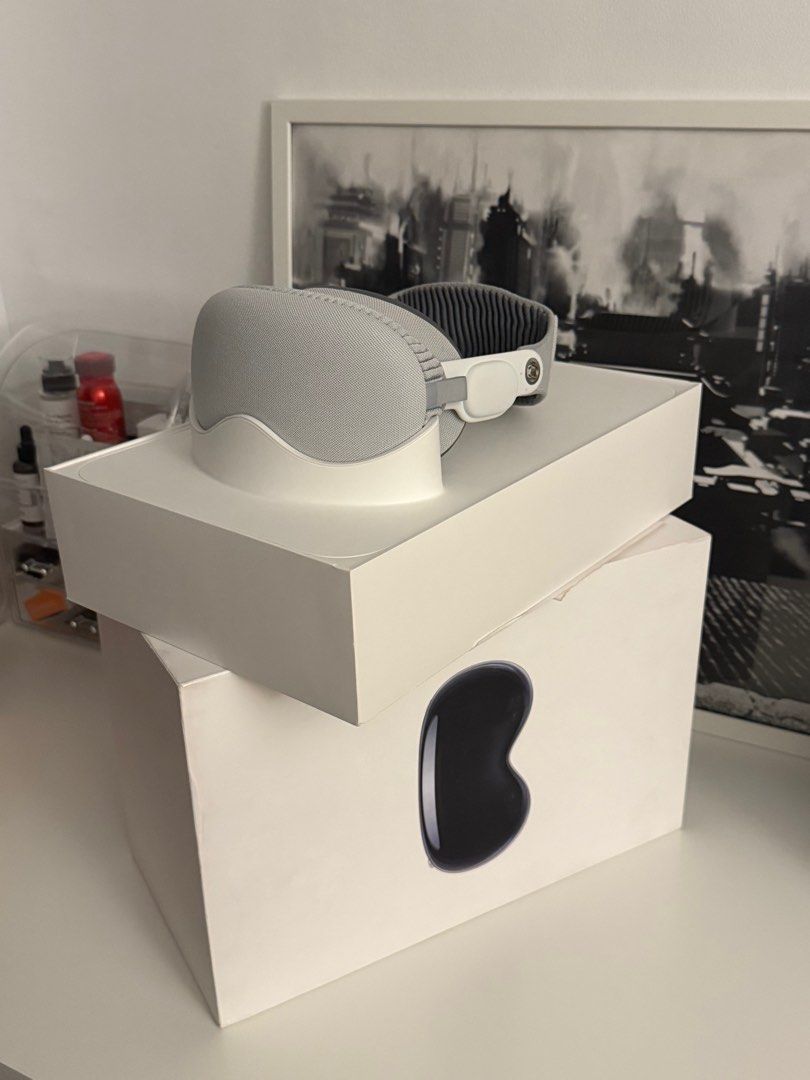 APPLE VISION PRO LIKE NEW (Category: Announcements) located in Cavite. Submitted by neilgadgets (Listing ID 1356234583, Image 1). Description: HINDI NAGAGAMIT APPLE VISION PRO 256GB ORIGINAL PRICE 220,000 SELING 150,000 FIXED PRICE COMPLETE IMUS CAVITE meet up .