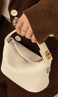 (Category: ) located in . Submitted by timeslesswardrobe (Listing ID 1356059591, Image 1). Description: .