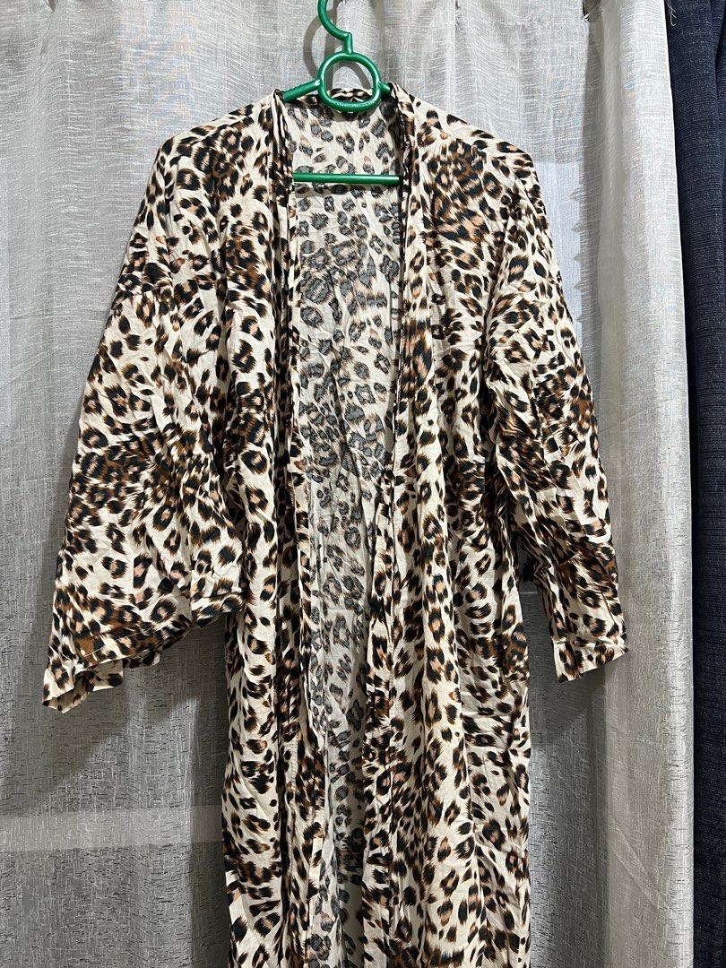 BATH ROBE (Category: Bath) located in Manila. Submitted by chellsyy (Listing ID 1356076127, Image 1). Description: not used.