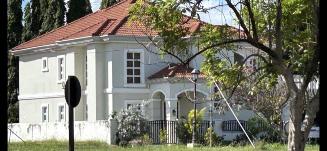 Brentville House (Category: House & Lot) located in Manila. Submitted by lauro.catibayan (Listing ID 1356188860, Image 1). Description: 414 sqm lot 400 sqm floor size -Cabreuva wood plank second floor -Old original Yakal, Ipil, Dungon, Kamagong woods (x5 cost of regular tanguile wood) for doors, railings, jambs and bar counter -solid porcelain first floor tiles -5 rooms and 5 1/2 bath (incl powder room) furnished with premium Toto and Kohler fixt
