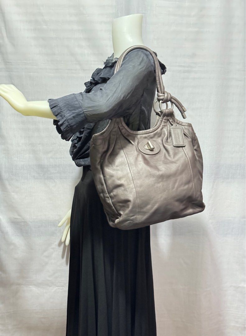 COACH Parker Leather Tote Bag (Category: Luxury Bags & Wallets) located in Baguio. Submitted by pwz-eshop (Listing ID 1356185249, Image 2). Description: • Please make reading a habit! • I do not reserve items. I only mark items as reserved when it is paid. Paid items are shipped the next day. No shipping on holidays. • I do not have when worn pictures, please rely on actual dimensions for sizing. • Up for Grabs!! • Flaws: Minor rubbings on top ed