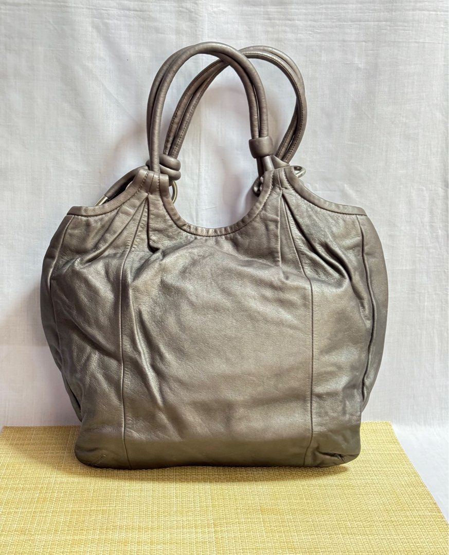 COACH Parker Leather Tote Bag (Category: Luxury Bags & Wallets) located in Baguio. Submitted by pwz-eshop (Listing ID 1356185249, Image 3). Description: • Please make reading a habit! • I do not reserve items. I only mark items as reserved when it is paid. Paid items are shipped the next day. No shipping on holidays. • I do not have when worn pictures, please rely on actual dimensions for sizing. • Up for Grabs!! • Flaws: Minor rubbings on top ed