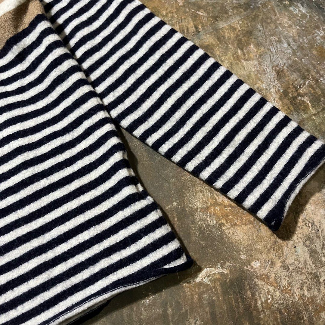 Comme des garcon (Category: Longsleeves) located in Dagupan City. Submitted by loves2thrifth (Listing ID 1356175313, Image 3). Description: Commes Des Garcons Excellent condition No issues Dimensions Width: 18 inch Length: 21 inch .