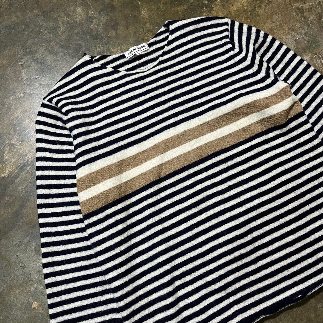 Comme des garcon (Category: Longsleeves) located in Dagupan City. Submitted by loves2thrifth (Listing ID 1356175313, Image 2). Description: Commes Des Garcons Excellent condition No issues Dimensions Width: 18 inch Length: 21 inch .