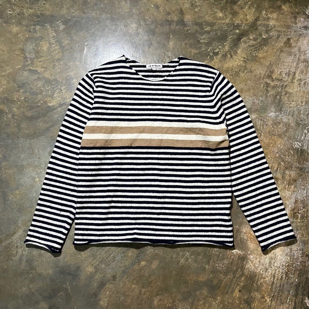 Comme des garcon (Category: Longsleeves) located in Dagupan City. Submitted by loves2thrifth (Listing ID 1356175313, Image 1). Description: Commes Des Garcons Excellent condition No issues Dimensions Width: 18 inch Length: 21 inch .