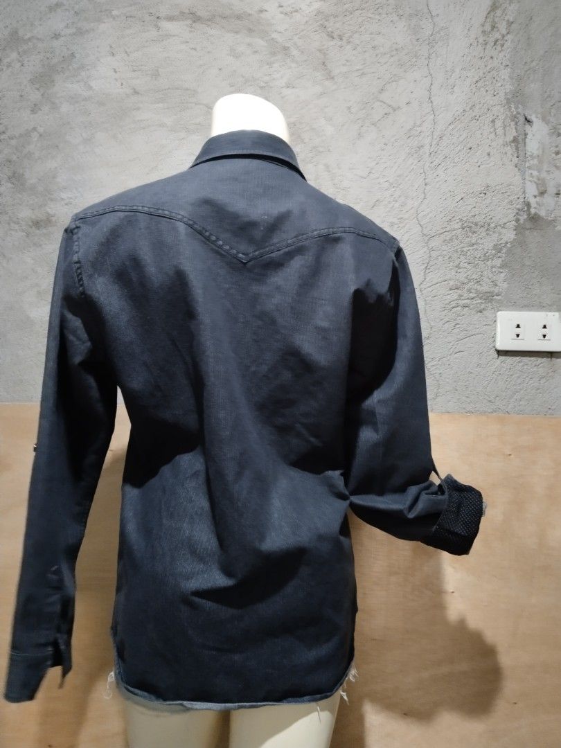 Denim long sleeve (Category: Longsleeves) located in Cavite. Submitted by virginiacubero08 (Listing ID 1356114444, Image 2). Description: denim long sleeve very good condition size xL on tag branded.