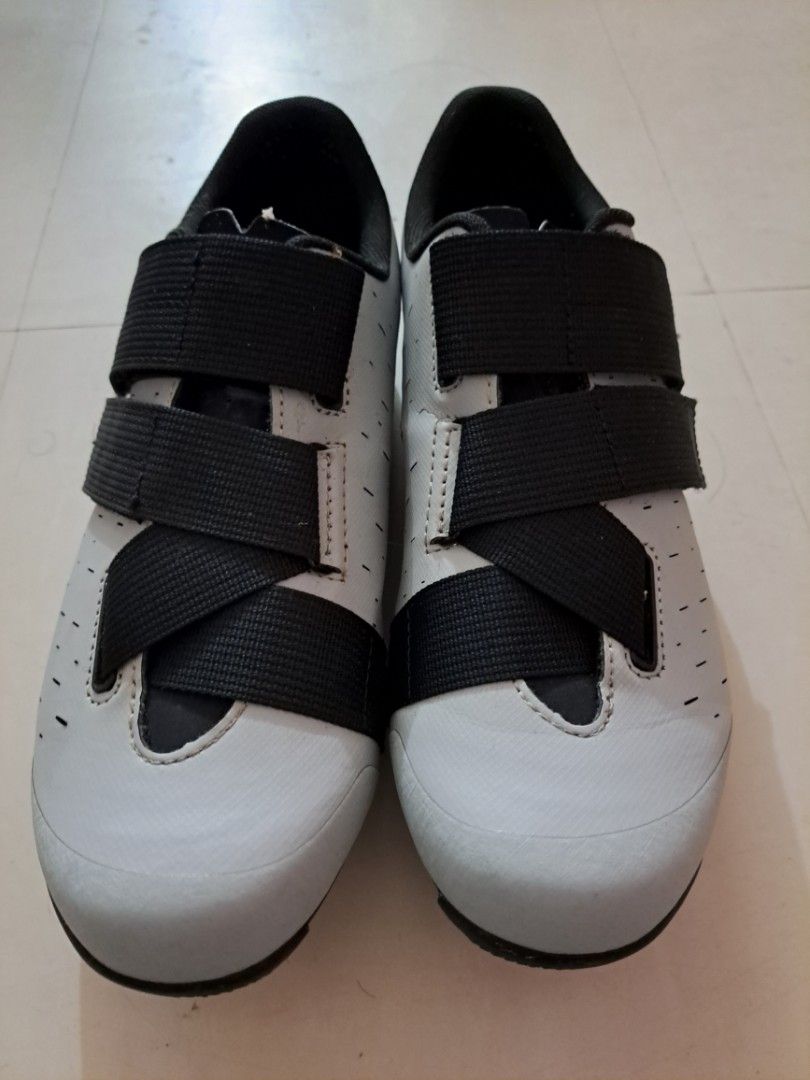 Fizik Terra Powerstrap X4 Size 41 (Category: Bicycles) located in Taguig. Submitted by mikechoyan (Listing ID 1256656250, Image 1). Description: POWERSTRAP X4 is a versatile and ubiquitous gravel-focused shoe, designed for drop-bar riders whose adventures and aspirations take them beyond the traditional paved roads. Details: - Mint, used less than 10 times - with spd cleats - color gray - bought in Mindanao for 7.7K fixed price..