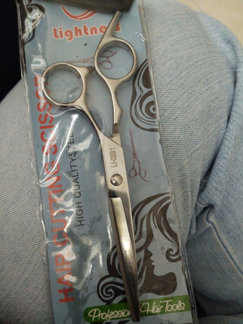 Hair styling scissor (Category: Hair) located in Manila. Submitted by imeldacsantiago (Listing ID 1356068321, Image 1). Description: hair styling scissor from hortaleza bought for 255 rfs: wrong item.