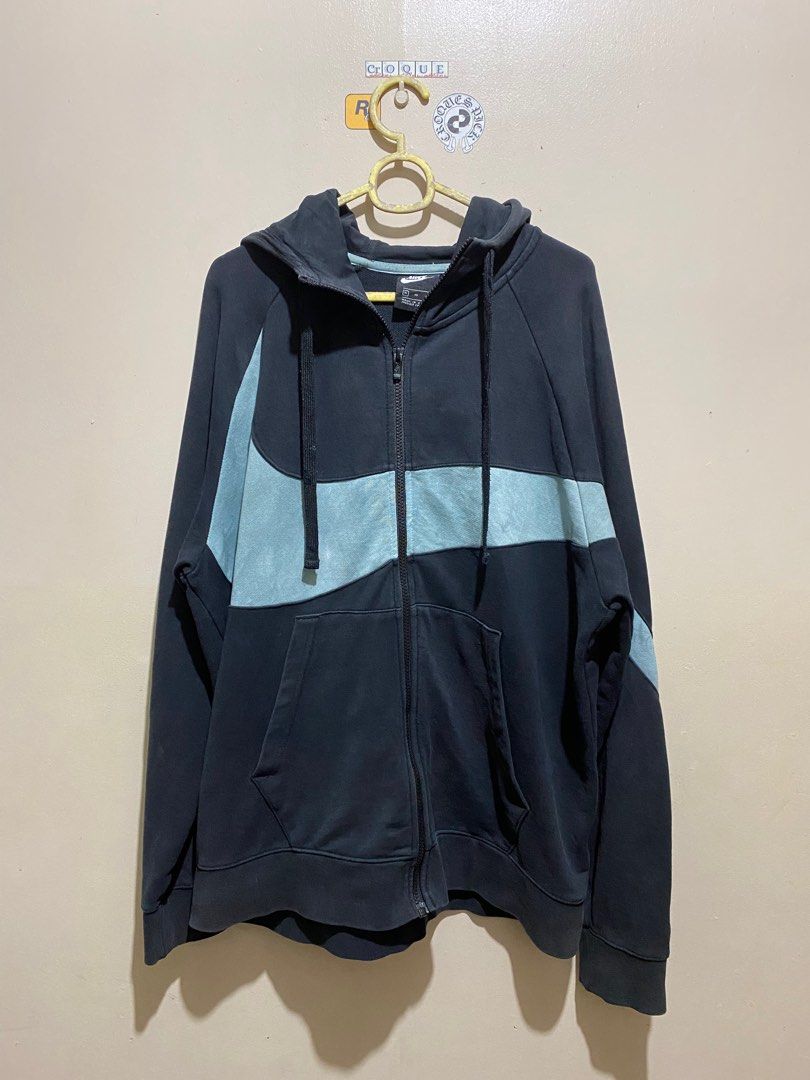 Nike big swoosh (Category: Coats, Jackets and Outerwear) located in Antipolo. Submitted by lukedd (Listing ID 1356150041, Image 1). Description: Nike big swoosh complete tags 25x28 issue: minimal sunfade sa loob ng hood na jobus yung swoosh part naging gray.
