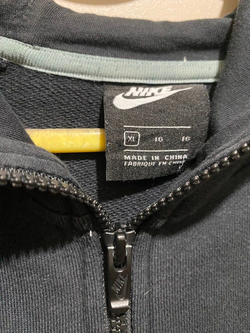 Nike big swoosh (Category: Coats, Jackets and Outerwear) located in Antipolo. Submitted by lukedd (Listing ID 1356150041, Image 2). Description: Nike big swoosh complete tags 25x28 issue: minimal sunfade sa loob ng hood na jobus yung swoosh part naging gray.