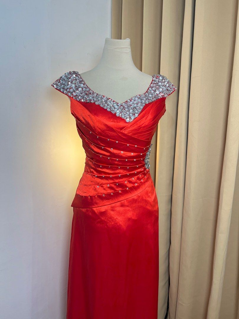 RED LONG GOWN FOR SALE (Category: Evening dresses & gowns) located in Marikina City. Submitted by shae_preloved (Listing ID 1356103383, Image 2). Description: Zipper back Fits S-L No issue/flaws Decluttering only.