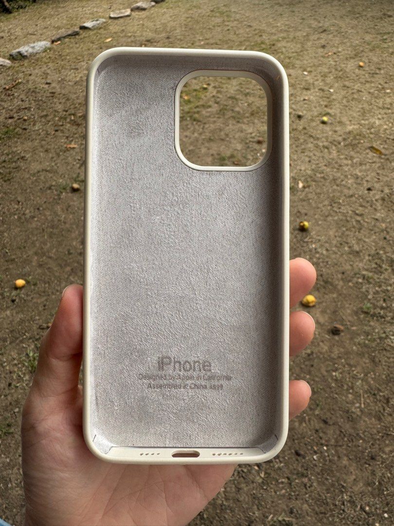 Silicone case iPhone 15 pro max (Category: Cases & Sleeves) located in Mandaluyong City. Submitted by atchcatchph (Listing ID 1356140051, Image 2). Description: For iPhone 15 pro max.
