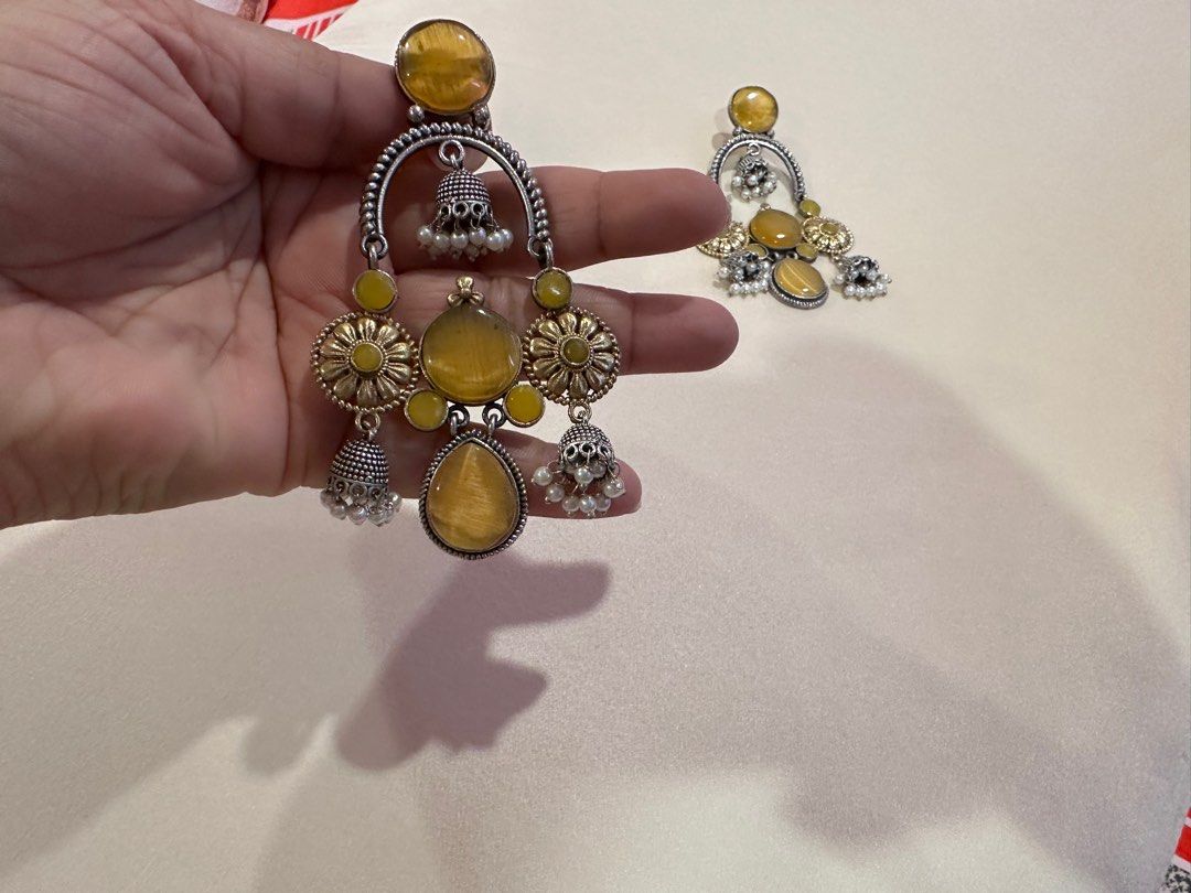 Statement Earring (Category: Earrings) located in Kajang. Submitted by lovelyge (Listing ID 1356142627, Image 2). Description: This is so pretty design. Statement earring Bought it online but color doesn’t match. Superb quality New! New! New! .