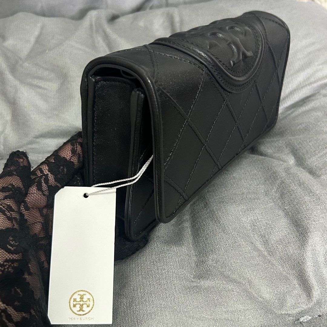 TB - Tory Burch Flemming Soft Chain (Category: Luxury Bags & Wallets) located in Cabuyao City. Submitted by luxurybyluci (Listing ID 1356228518, Image 2). Description: Tory Burch Flemming Soft Chain Leather Authentic On Hand Brandnew.