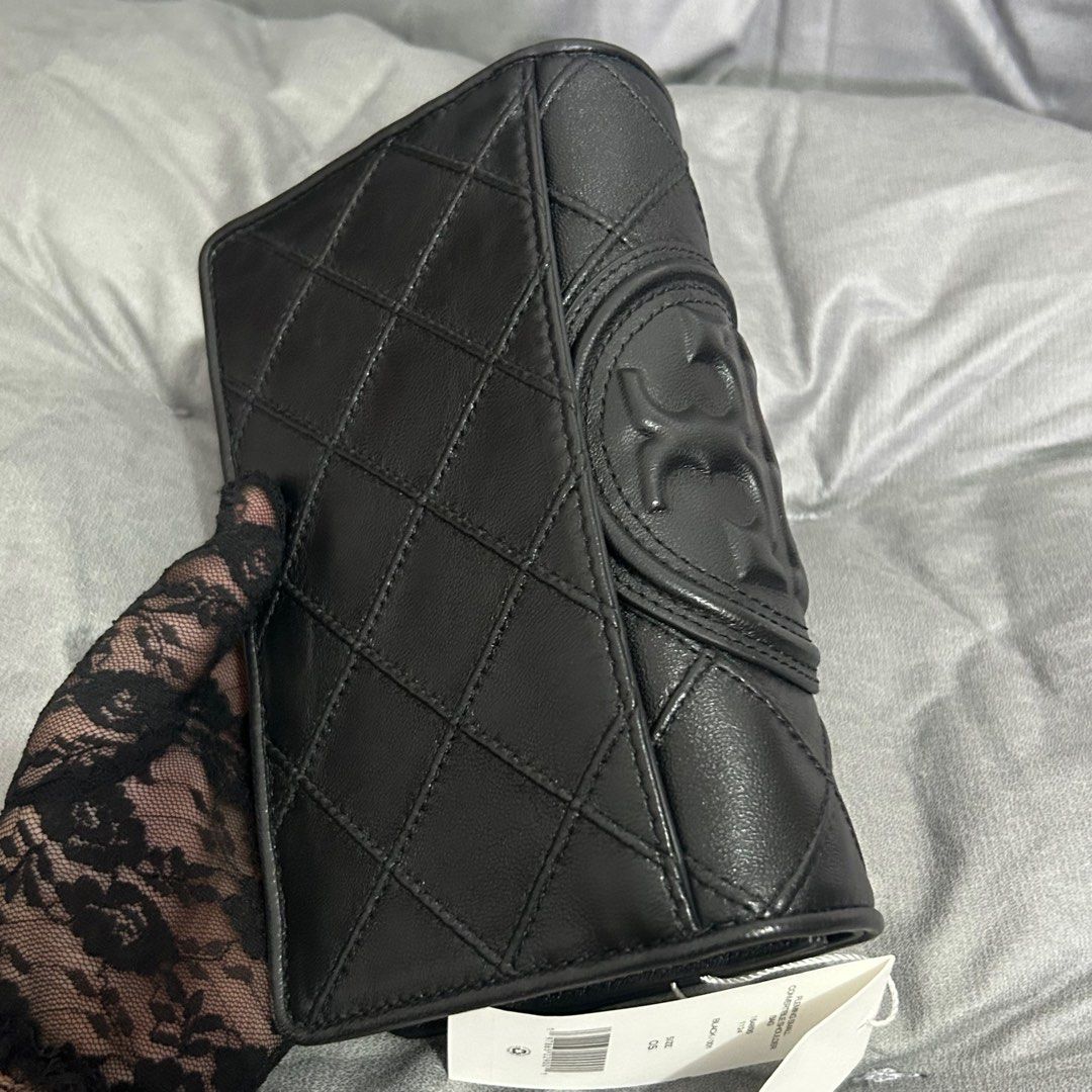 TB - Tory Burch Flemming Soft Chain (Category: Luxury Bags & Wallets) located in Cabuyao City. Submitted by luxurybyluci (Listing ID 1356228518, Image 3). Description: Tory Burch Flemming Soft Chain Leather Authentic On Hand Brandnew.