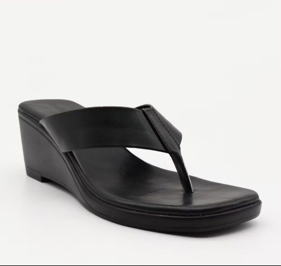 Wedge Sandals (Category: Wedges) located in Quezon City. Submitted by leilopez (Listing ID 1356109698, Image 2). Description: Last price already 24cm No issues Tsora QC area Payment first .