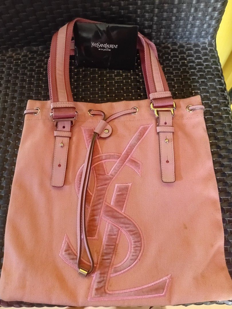 YSL TOTE BAG (Category: Luxury Bags & Wallets) located in Manila. Submitted by rarachang_closet (Listing ID 1356074984, Image 1). Description: Selling low preloved YSL tote bag with card just need cleaning plus local Sf.