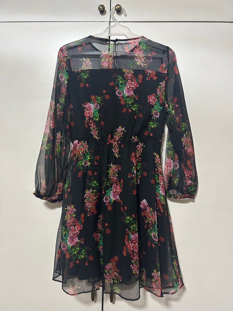 ZARA Black Floral Dress (Category: Dresses) located in Quezon City. Submitted by CeceClothes (Listing ID 1356076582, Image 2). Description: 🖤 super gorgeous irl! 🖤 XS on tag but fits S-M 🖤 Length: 33 in.