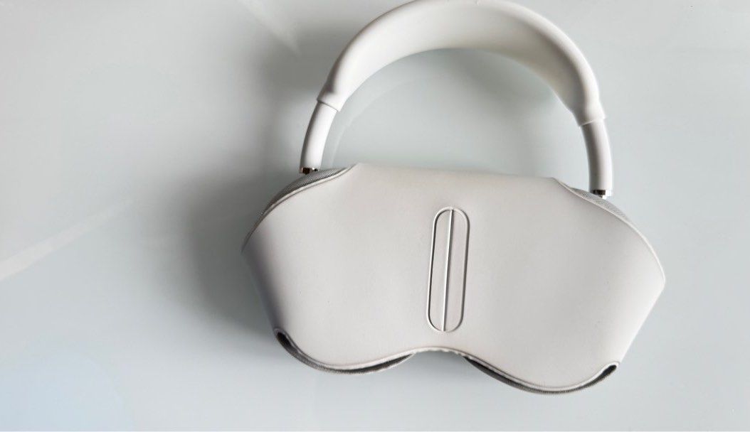 Apple Airpods Max 2 Silver - Original with box (Category: Headphones & Headsets) located in Muntinlupa City. Submitted by caro_ray (Listing ID 1361070271, Image 2). Description: Lightly used- like new w box No issues, great audio. W unused ear cups Protective cover lightning cable .