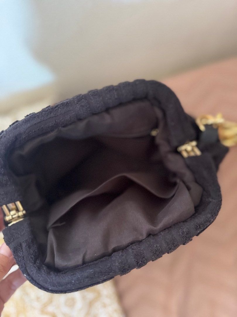 Black and Gold shoulder bag/clutch (Category: Shoulder Bags) located in Bacoor. Submitted by supermarian (Listing ID 1361095113, Image 3). Description: .