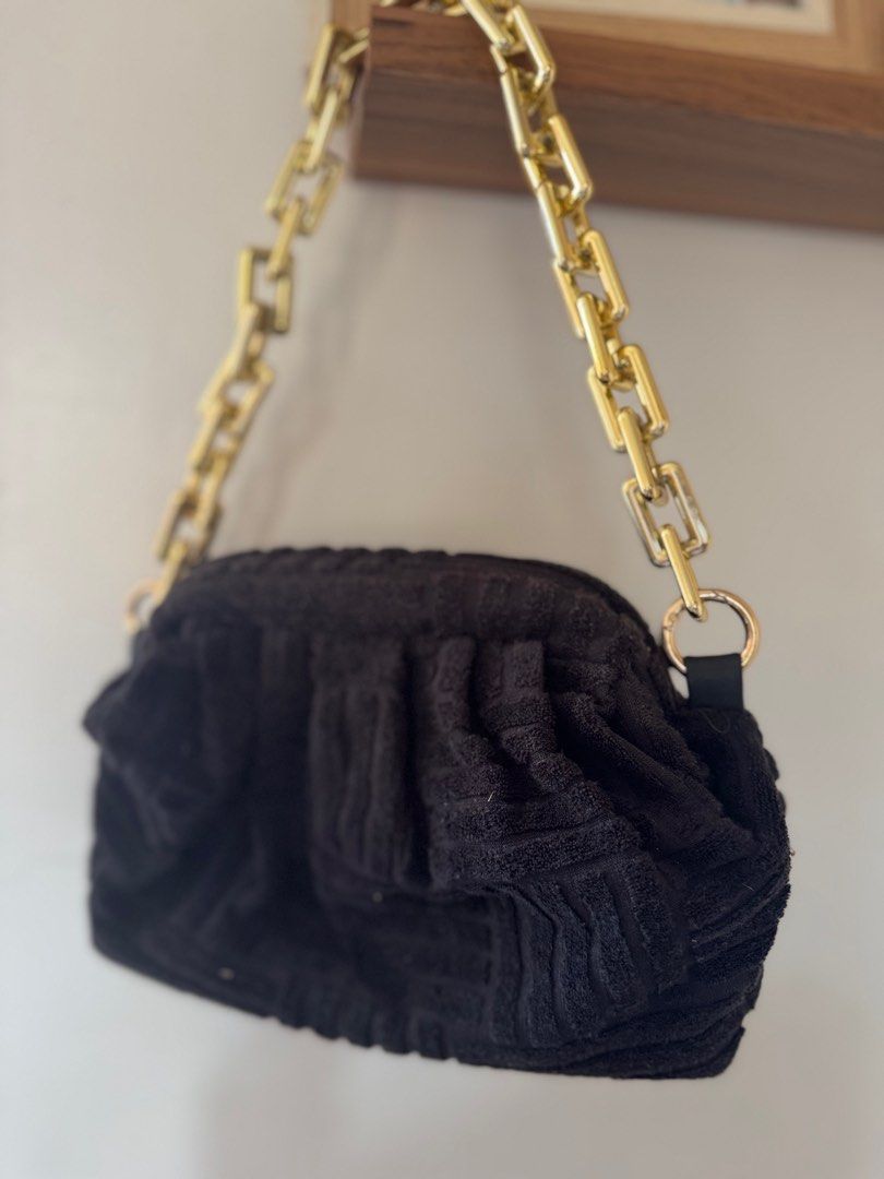 Black and Gold shoulder bag/clutch (Category: Shoulder Bags) located in Bacoor. Submitted by supermarian (Listing ID 1361095113, Image 2). Description: .