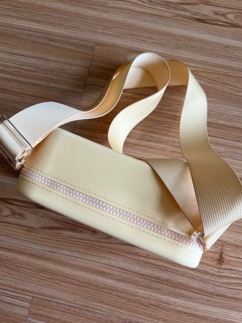 Butter yellow viajecito splashkit bag (Category: Shoulder Bags) located in Mandaluyong City. Submitted by bythebean (Listing ID 1361097197, Image 2). Description: Used once, bought for 3k+. Cute colorrrr! Just really need to declutter 🥲.