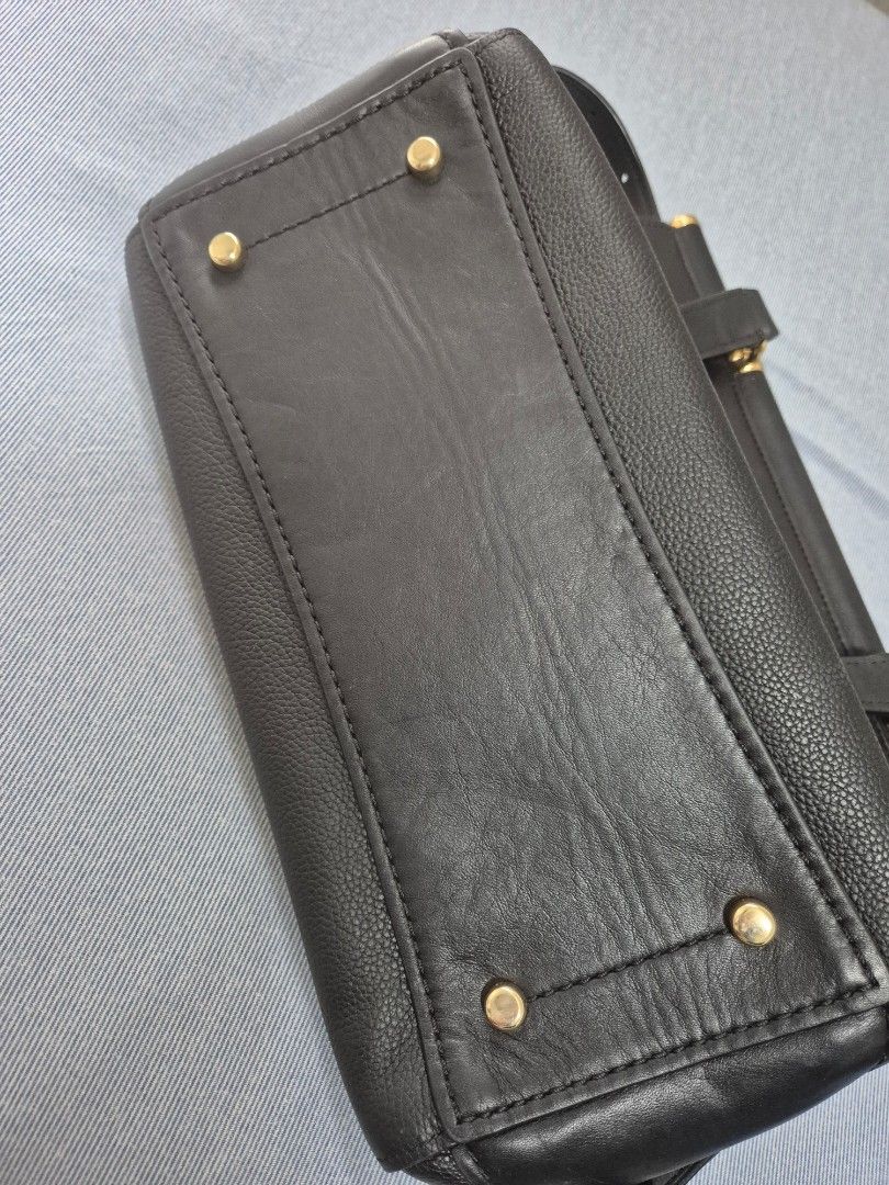 Coach (Category: Bags & Wallets) located in Singapore. Submitted by mehmehgoat (Listing ID 1361075809, Image 3). Description: bag is like new but inside a bit peel off due to keep too long.
