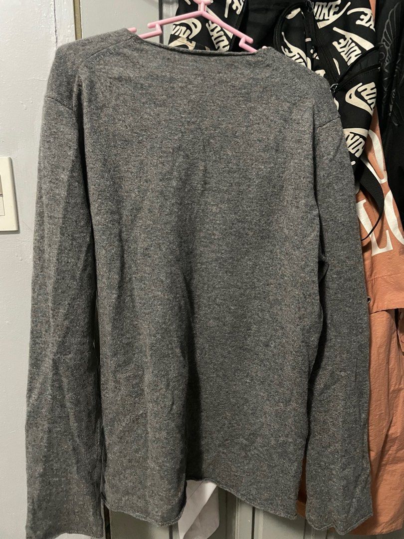 Comme des Garçons PLAY Signature Wool Sweater (Category: Coats, Jackets and Outerwear) located in Imus. Submitted by jrueee (Listing ID 1361044123, Image 2). Description: Used 3 times Pm for more Images and Questions.