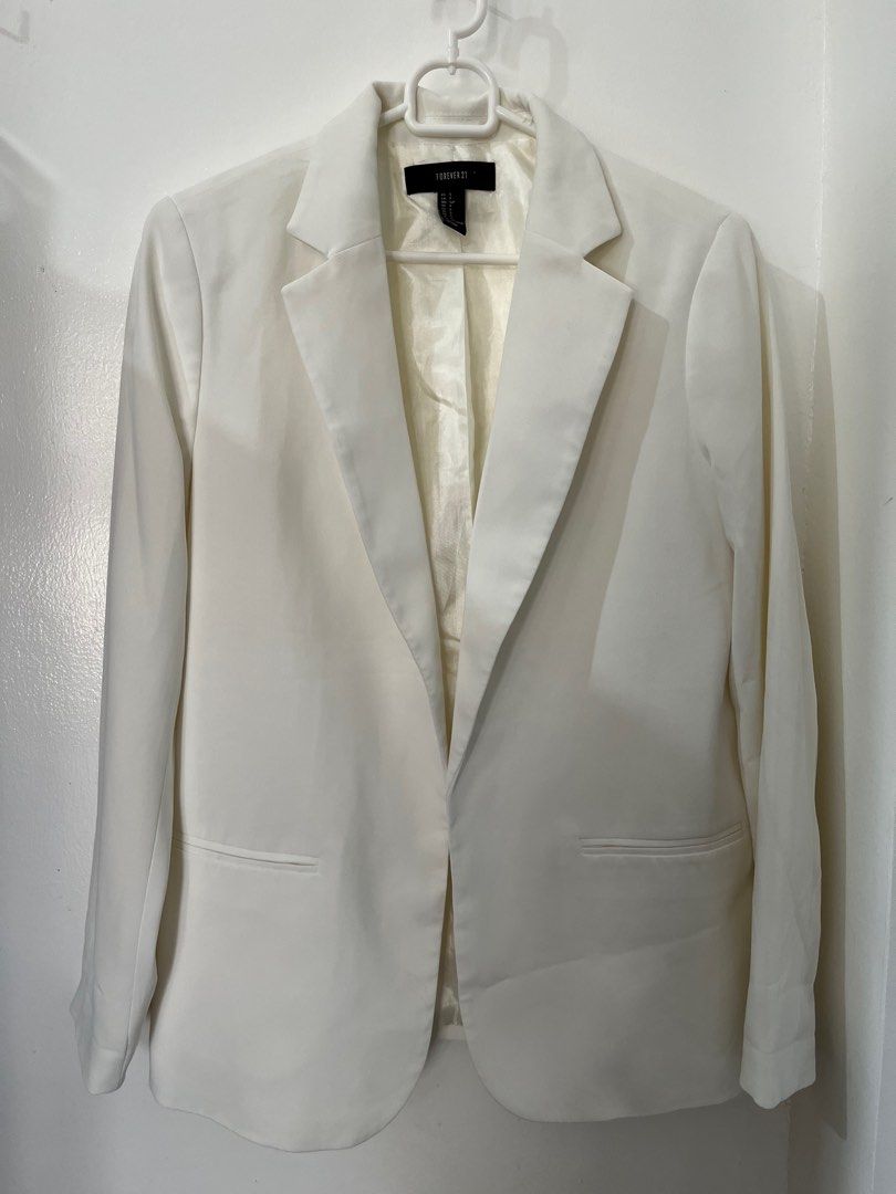 Forever21 White Oversized Blazer (Category: Others Tops) located in Roxas City. Submitted by bluethrift (Listing ID 1361089376, Image 1). Description: Brand New. Washed only Size: S Condition: 10/10 color rate:10/10 Color may vary depending on exposure to lights. RFS: Decluttering Please Manage your expectations Shipping fee will be handled by buyer Courier: J&T Shipping fee starts at ₱84.00 .