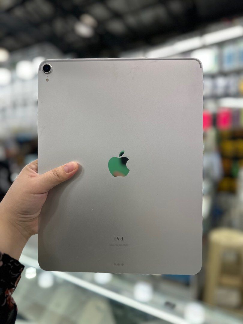 ipad pro 3rdgeneration 12.9 256gb wifi only (Category: iPad) located in San Juan City. Submitted by jalailahmamosaca (Listing ID 1361149177, Image 1). Description: ipad pro 12.9 3rdgeneration 256gb wifi only silver ❗️issue palit battery ❗️ inclusion case tempered .