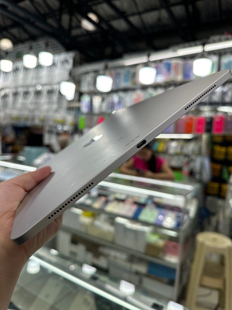 ipad pro 3rdgeneration 12.9 256gb wifi only (Category: iPad) located in San Juan City. Submitted by jalailahmamosaca (Listing ID 1361149177, Image 3). Description: ipad pro 12.9 3rdgeneration 256gb wifi only silver ❗️issue palit battery ❗️ inclusion case tempered .